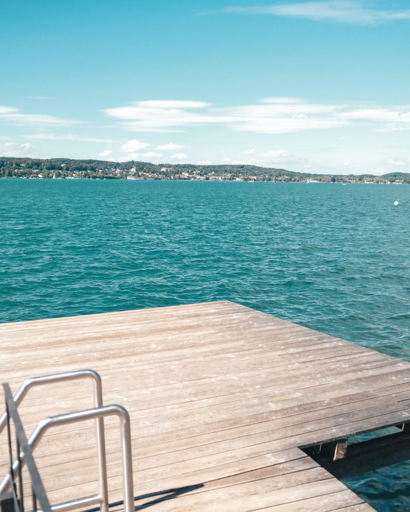 Hölzerner Badesteg direkt am Starnberger See