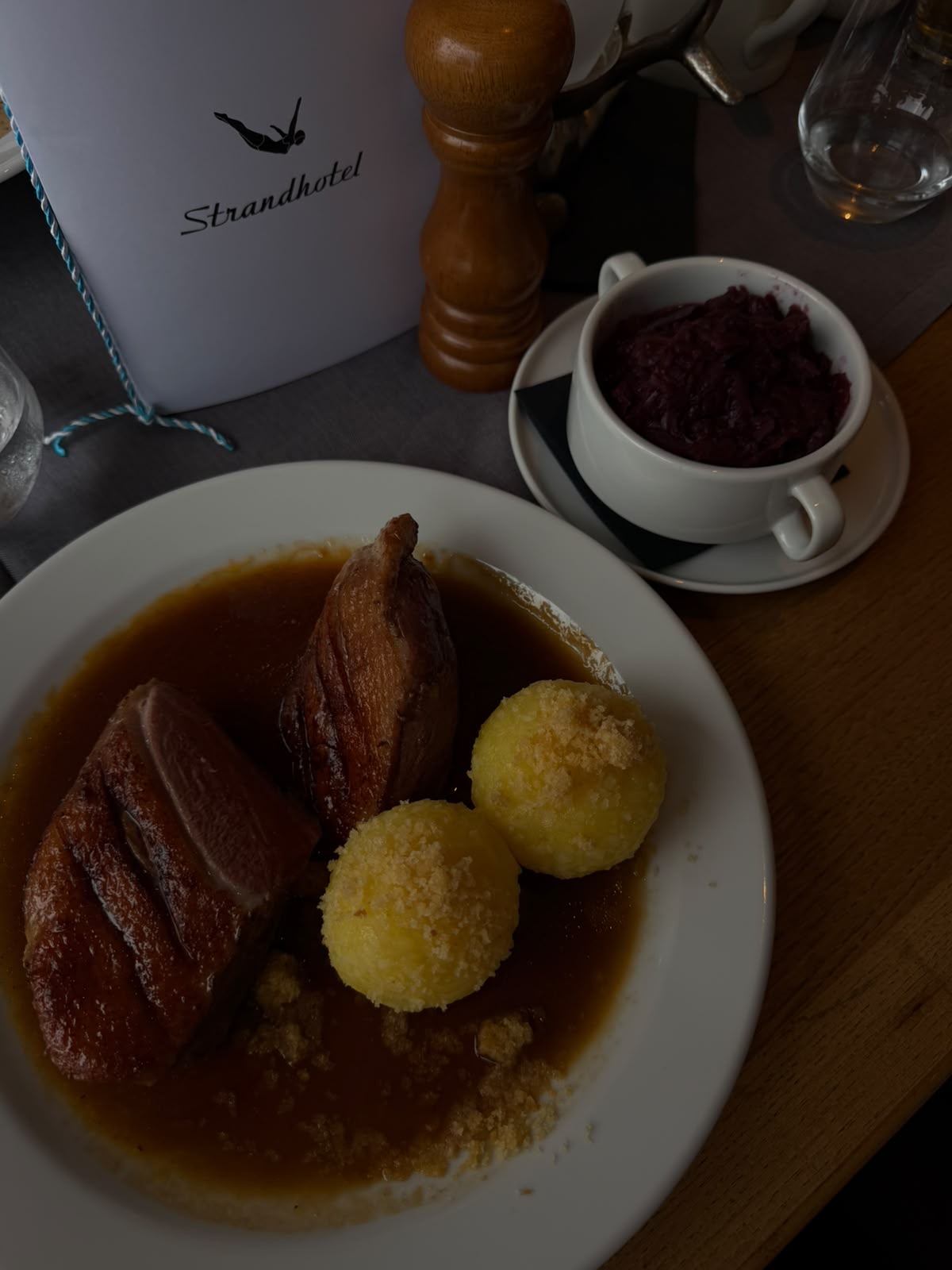 Bayrische Entenbrust mit Kartoffelknödel und Blaukraut angerichtet in der Stube.