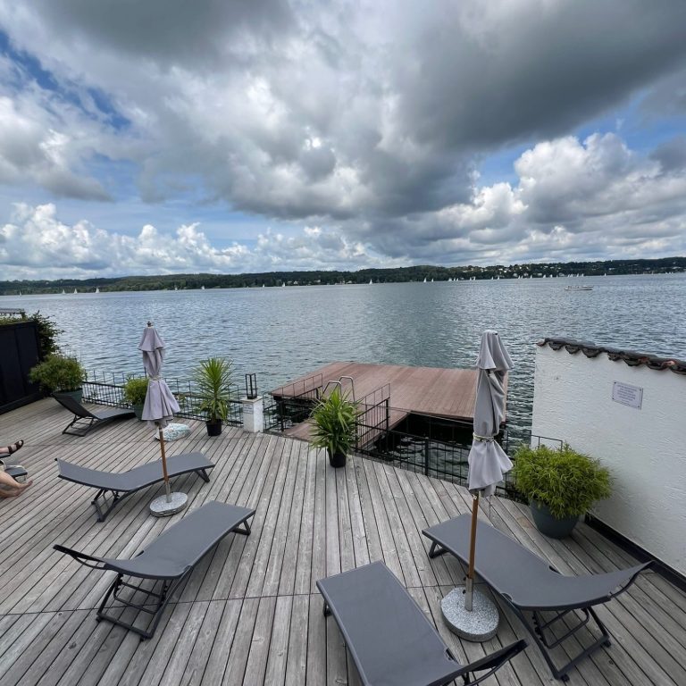 Die Hotelterrasse des Strandhotel Bergs liegt direkt am Starnberger See